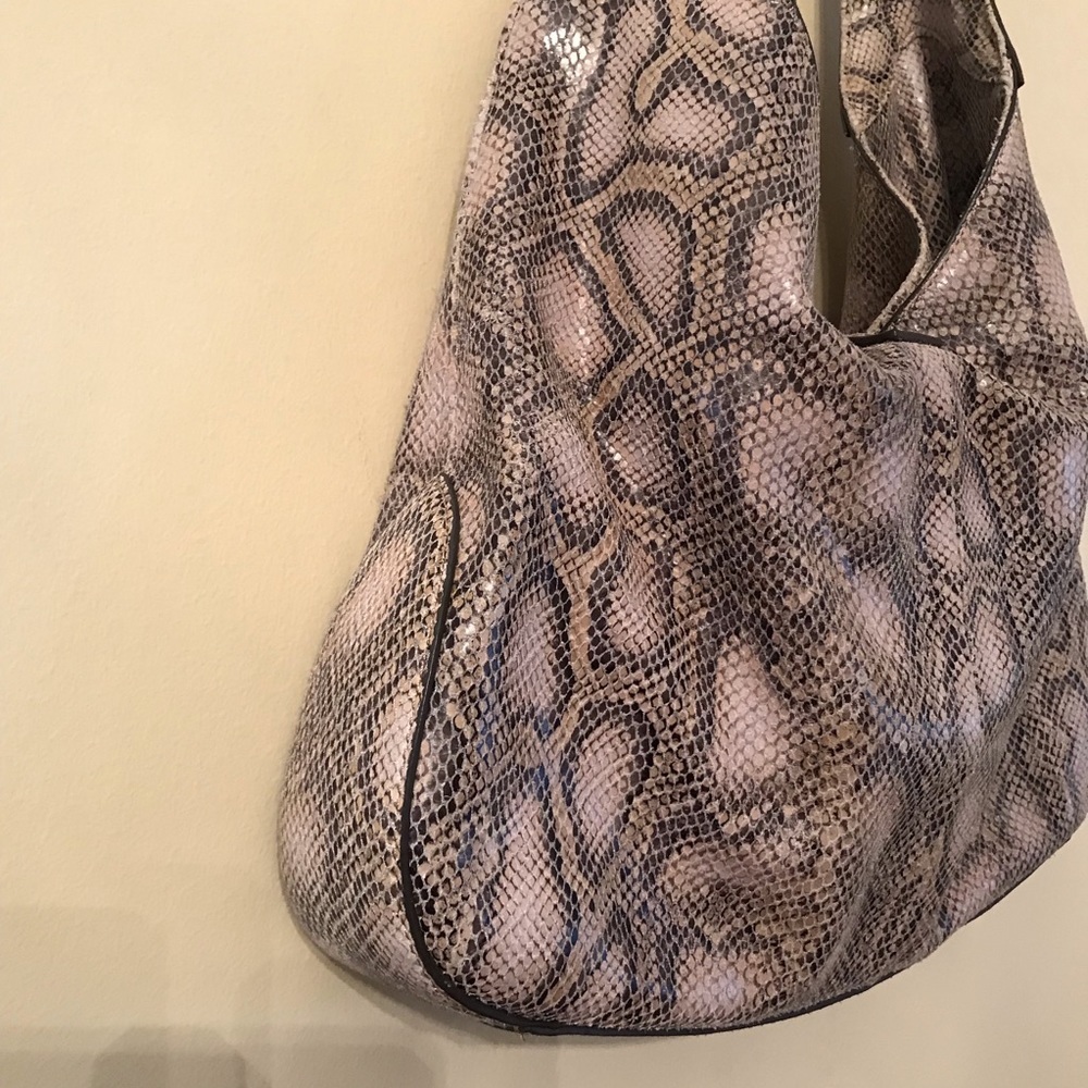 G.I.L.I. Verona Cobra Leather Hobo Handbag - Picture 3 of 10